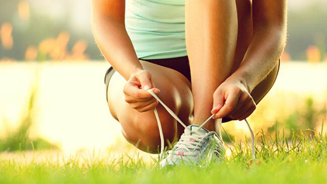 Tying shoe