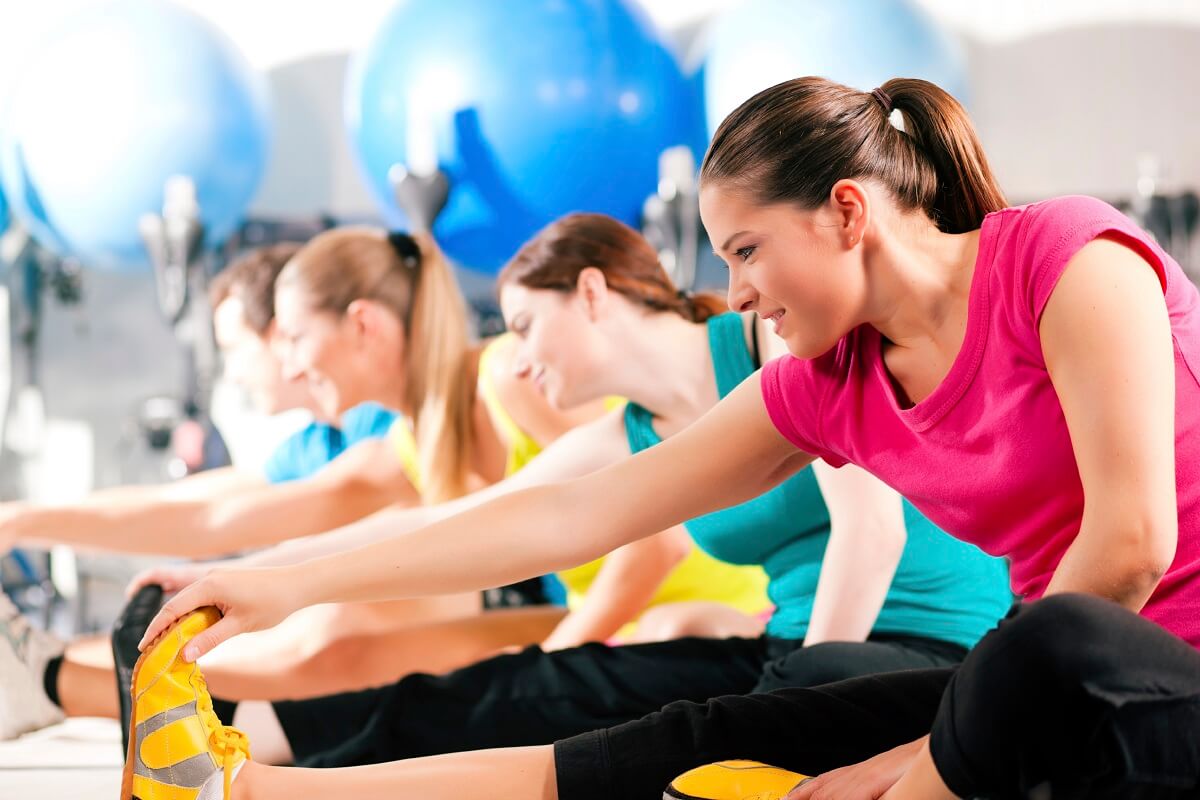 Women warming up at the gym