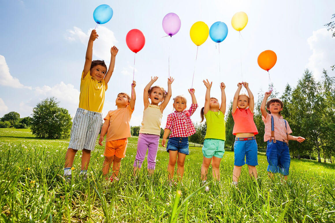kids and balloons